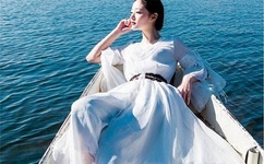 被宿友集体扒开腿用黄瓜调教